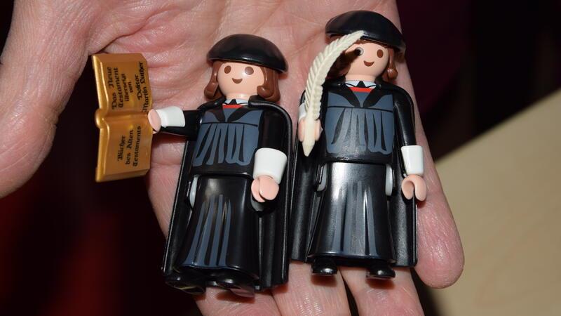 Playmobil-Figuren in Gestalt von Martin Luther.