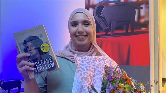 "Please Unfollow" gewinnt den Buxtehuder Bullen: Basma Hallak ist überglücklich, dass ihr erstes Jugendbuch von solchem Erfolg gekrönt ist.