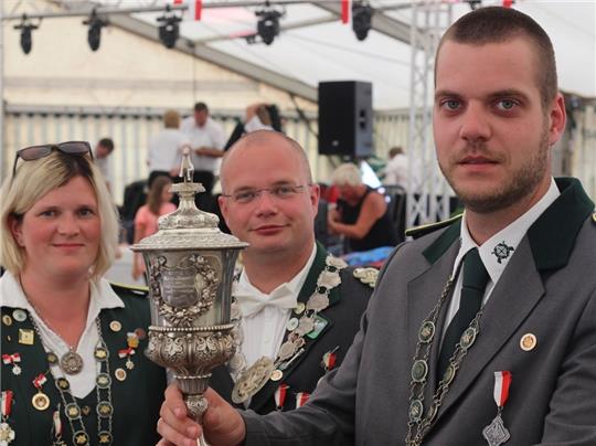 Plötzlich Königsfamilie: Jungschützenkönig Christian Krampitz (er hält den Pokal des Duke of Cumberland), Schützenkönig Carsten Toborg und Königin Linda blicken auf ein tolles Jahr zurück. Foto: Richter