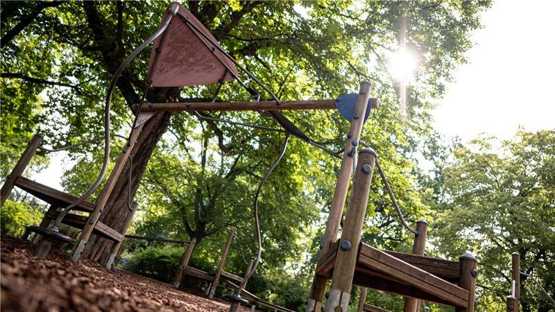 Plötzlich fiel auf dem Kinderspielplatz ein Ast herunter, ein 39-Jähriger wurde erschlagen. (Symbolbild)