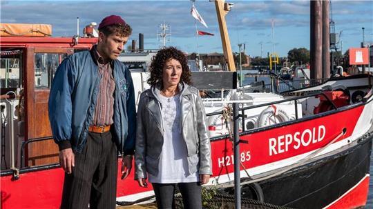 Plötzlich ist die „Repsold“, mit der Dirk Matthies vor Jahren aufs Meer gezogen ist, wieder in Hamburg. Harry Möller (Maria Ketikidou, r.) und Nils Sanchez (Enrique Fiß, l.) können sich das (noch) nicht erklären.