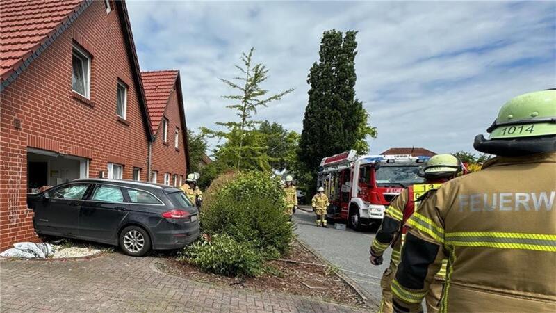 Schwerer Unfall: Auto durchbricht Hauswand Plötzlich steht ein Auto in der Küche: Rund 20 Einsatzkräfte der Braker Feuerwehr waren an den Bergungsarbeiten beteiligt.