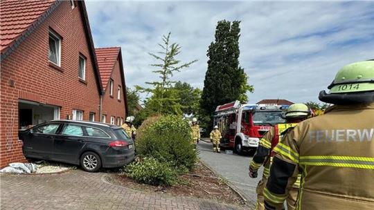 Plötzlich steht ein Auto in der Küche: Rund 20 Einsatzkräfte der Braker Feuerwehr waren an den Bergungsarbeiten beteiligt.