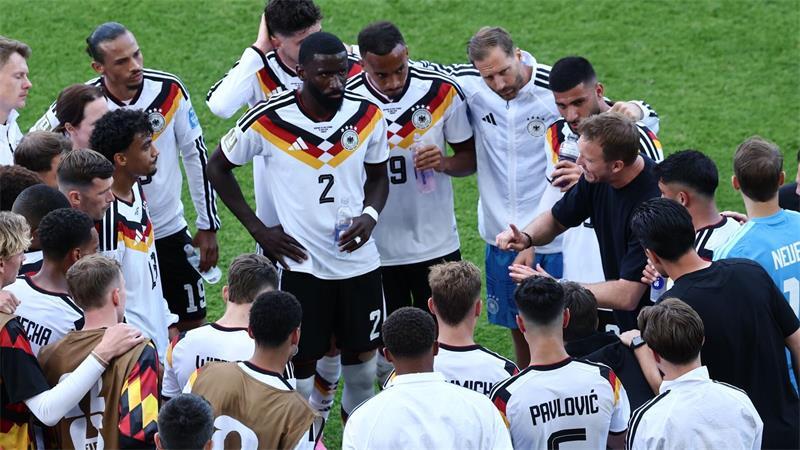 Nach Schlotterbeck-Aus ist „Buhmann“ Rüdiger wieder wichtig Plötzlich wieder mittendrin und im Fokus: Antonio Rüdiger (Nr. 2) während einer Trinkpause gegen die Elfenbeinküste.