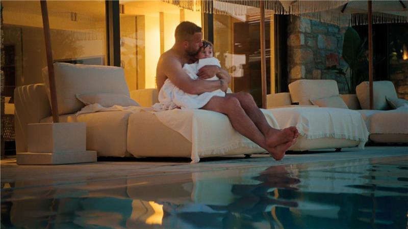 Podolski zeigt in der Doku private Einblicke, etwa mit seiner kleinen Tochter Ella.
