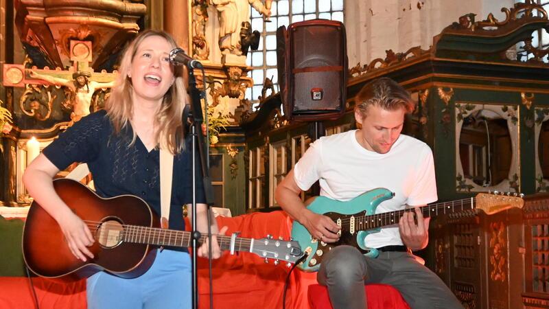 Poetische und nachdenkliche Lieder auf Plattdeutsch und Friesisch von Norma Schulz, begleitet von Niclas Jawinsky.