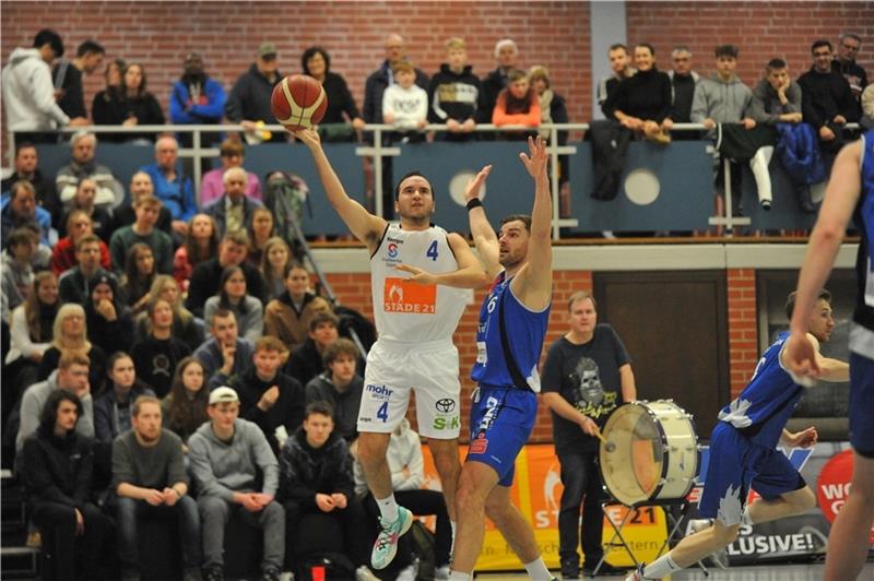 VfL Stade siegt vor großer Kulisse Point Guard Francesc Iturria war einer der entscheidenden Faktoren im Stader Spiel. Foto: Scholz