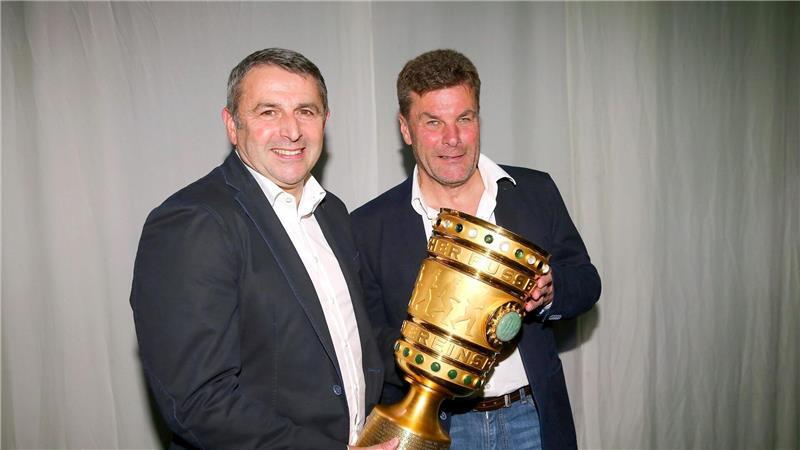 Abstiegsangst beim VfL Wolfsburg: Wie konnte das passieren? Pokalsieger 2015: Der damalige Wolfsburger Sportdirektor Klaus Allofs und Trainer Dieter Hecking (r).