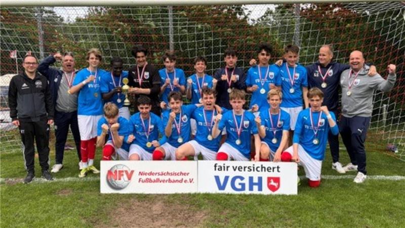 Die Junioren des JFV Buxtehude machen es spannend und holen zwei Titel Pokalsieger: die C-Junioren des JFV DA & Stade II.