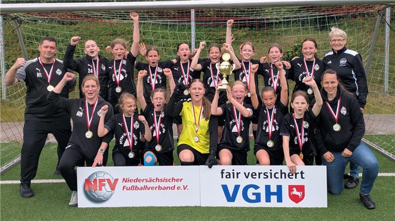 Die Junioren des JFV Buxtehude machen es spannend und holen zwei Titel Pokalsieger: die D-Juniorinnen des JFV A/O/B/H/H