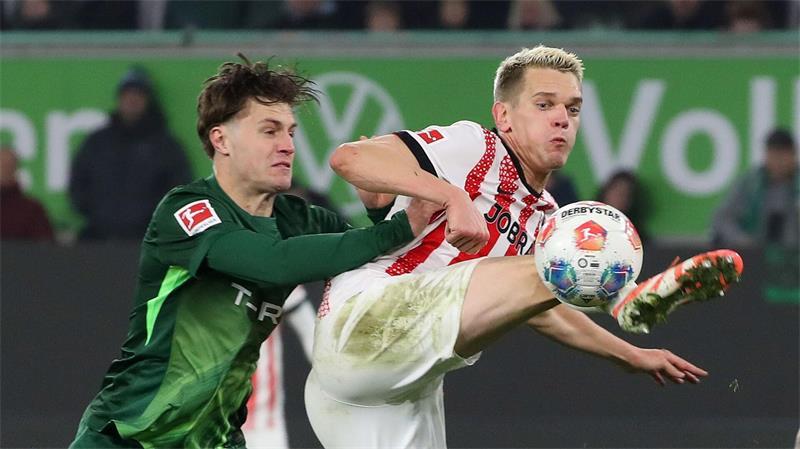 Pokaltanz am Mittwoch: Matthias Ginter (r) empfängt mit Freiburg den VfL Wolfsburg. (Archivbild)