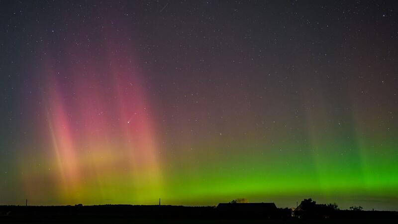 Polarlichter über dem Norden und Osten möglicherweise sichtbar Polarlicht und Komet leuchten am Nachthimmel.