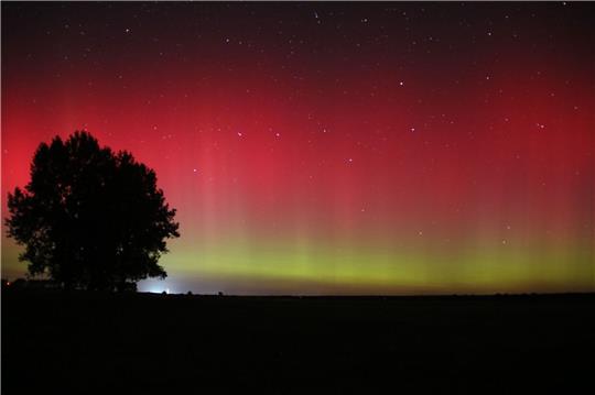 Polarlichter erstrahlen am Himmel über Fischbeck.