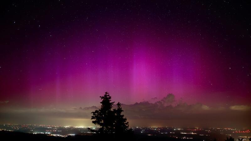 Polarlichter und Sternschnuppen am Nachthimmel Polarlichter sind in sternenklarer Nacht auf dem Brocken zu sehen.