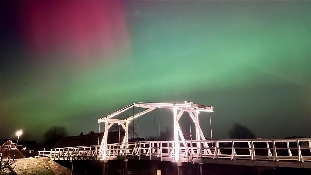 Polarlichter über den Hogendiekbrücke in Steinkirchen.