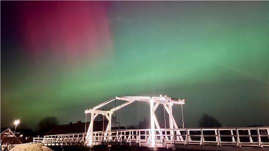 Polarlichter über der Hogendiekbrücke in Steinkirchen. 