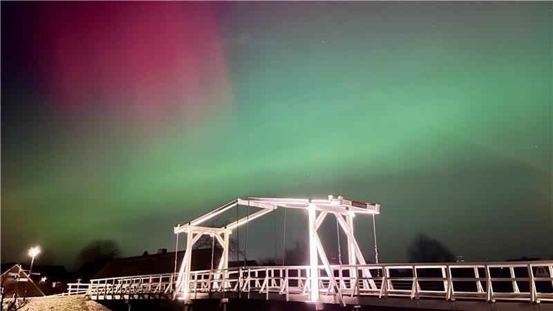 Polarlichter über der Hogendiekbrücke in Steinkirchen.