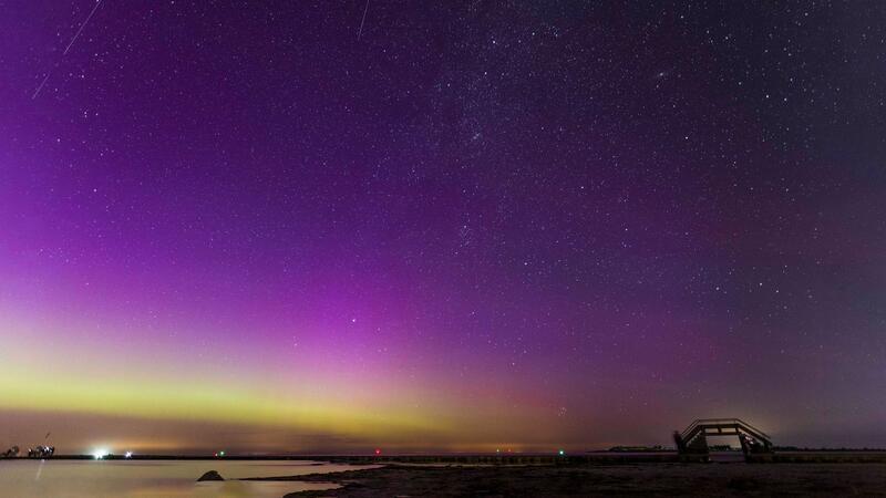 Polarlichter und Sternschnuppen am Nachthimmel Polarlichter und eine Sternschnuppe der Perseiden sind bei sternenklarer Nacht über der Ostsee zu sehen.