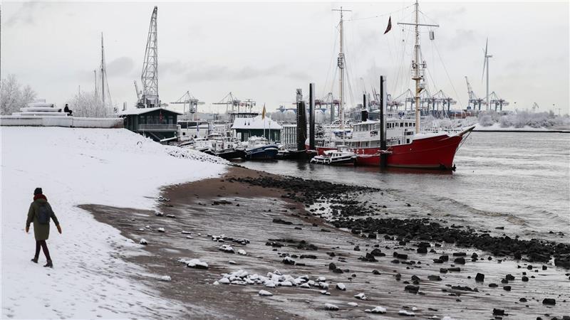 Polarluft bringt Schnee und Glätte an den Hamburger Elbstrand.