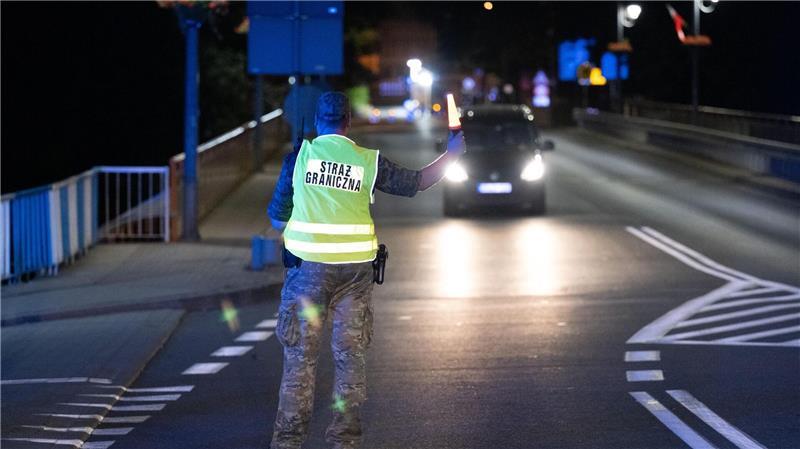 Polen und Deutsche kontrollieren Reisende an der Grenze Polen hat vorübergehend die Grenzkontrollen an der deutsch-polnischen Grenze wieder aufgenommen.