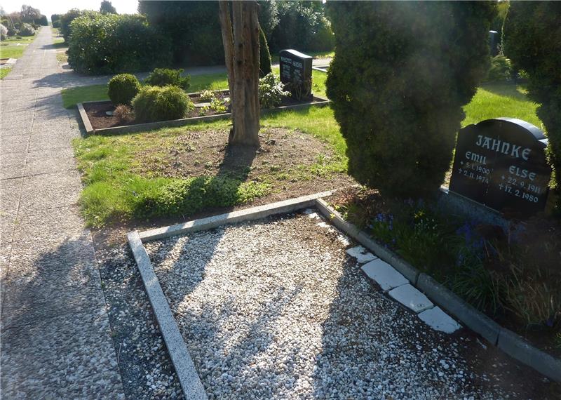 „Polenkind“ steht im Friedhofsplan Assel über diesem Grab. Durch Michael Quelles Recherchen wurde bekannt, dass hier Ryszard Rozycki legt, der am 2. April 1942 starb. Er war fast genau ein Jahr alt und soll jetzt einen Grabstein bekommen. F