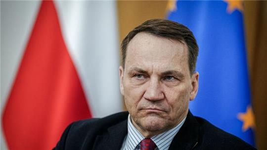 Polens Außenminister Radosław Sikorski kritisiert die langen Entscheidungsprozesse bei den Waffenlieferungen für die Ukraine.