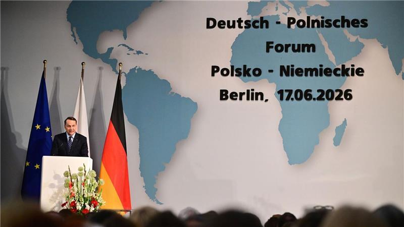 Nachbarn Deutschland und Polen vertiefen ihre Zusammenarbeit Polens Außenminister Sikorski fordert rasche Hilfe für die letzten Weltkriegsopfer.