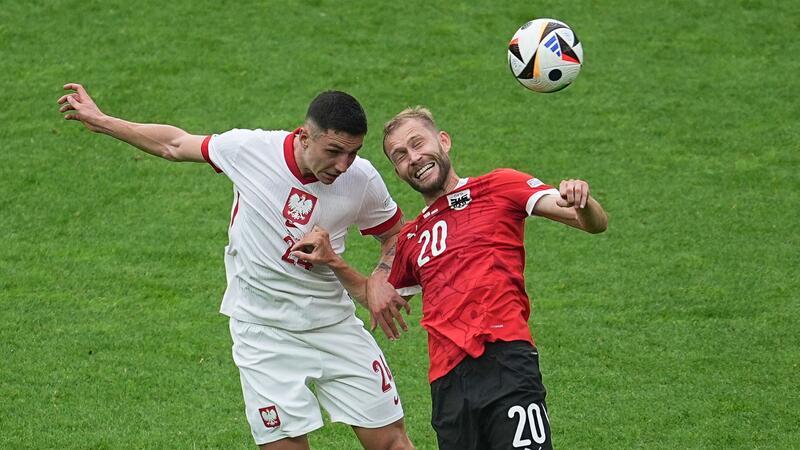 EM-Knockout für Polen trotz Lewandowski-Rückkehr Polens Bartosz Slisz (l) im Kopfballduell mit dem Österreicher Konrad Laimer.