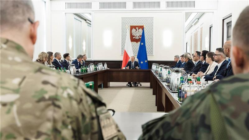 Polens Ministerpräsident Donald Tusk berief nach dem Vorfall eine außerordentliche Regierungssitzung mit Vertretern des Militärs ein.
