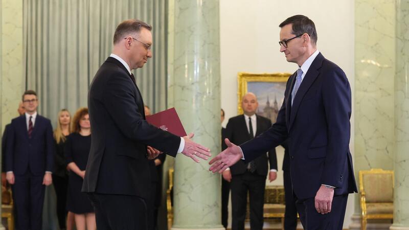 Nach Wahlschlappe: PiS zögert Machtwechsel in Polen hinaus Polens Präsident Andrzej Duda und der ehemalige Ministerpräsident Mateusz Morawiecki in Warschau.