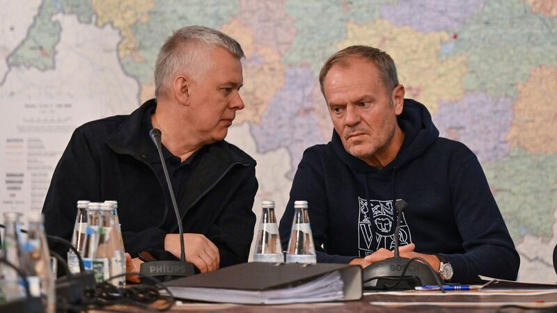 Aufräumen nach Flutkatastrophe - Aussicht auf EU-Hilfe Polens Regierungschef Donald Tusk (rechts) nahm erneut an einer Krisensitzung teil.