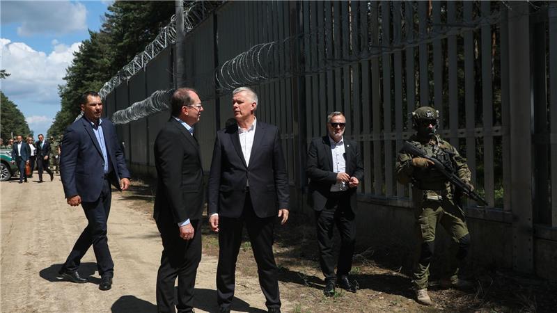 „Migration als Waffe“: Dobrindt zu Besuch in Polen Polens hat seine Grenze zu Belarus mit einem hohen Metallzaun befestigt.