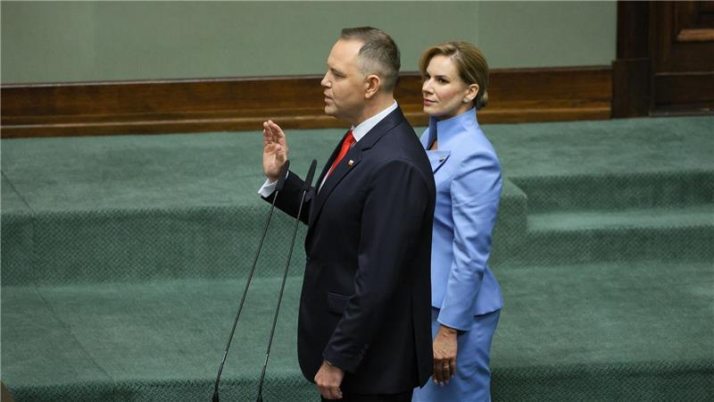 Polens neuer Präsident Karol Nawrocki vereidigt Polens neuer Präsident Karol Nawrocki, hier im Bild mit seiner Frau Marta, hat den Amtseid abgelegt. (Foto aktuell)