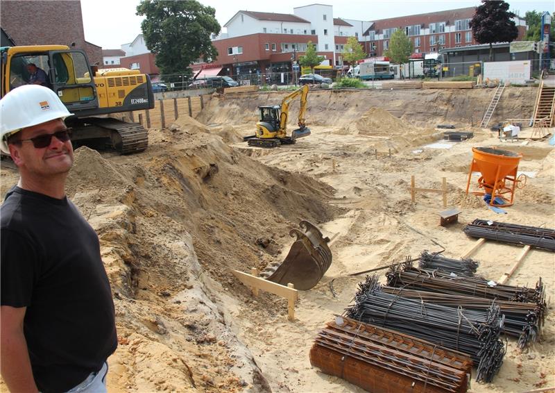 Polier Maik Kassner von MBN Bau koordiniert die Arbeiten an der Baugrube in der Bahnhofstraße. Jetzt werden die Fundamente gelegt. Foto Michaelis