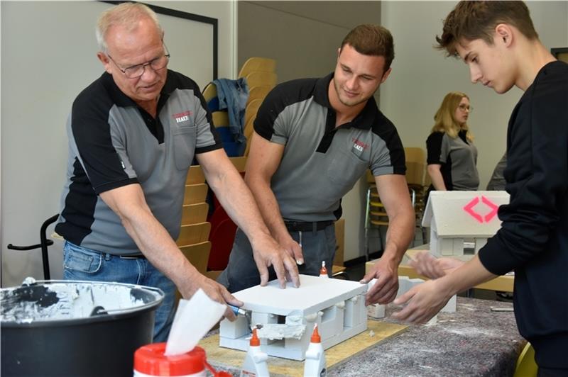 Polier Udo Wenning und Luca Müller erläutern den Maurerjob. Fotos: Felsch