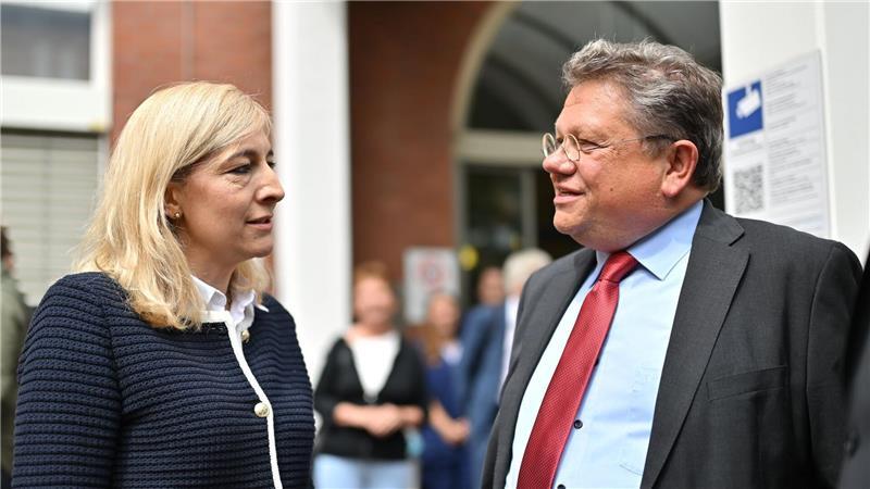 Krankenhausreform unter Druck – Braunschweig als Beispiel Politik auf Visite: Warken (l) und Philippi diskutieren Klinikstrukturen.