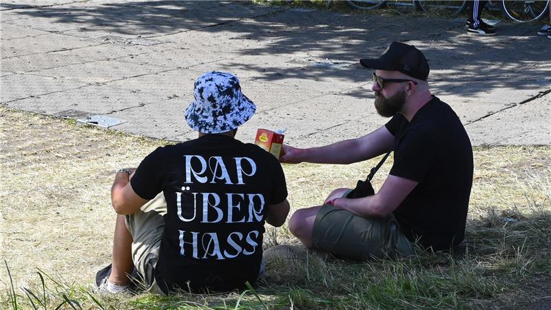 Neubauer und Böhmermann auf dem Hurricane: Das finden nicht alle gut Politik auf dem Festival? Nicht nur beim Outfit eine Frage.