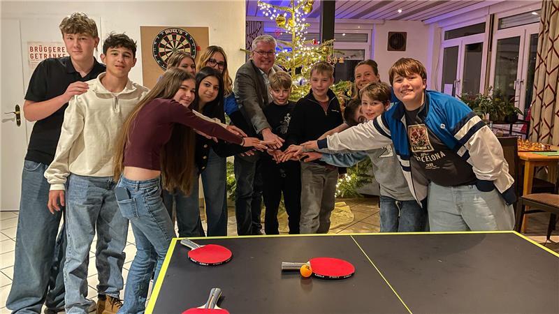 Politik soll alle Generationen einbeziehen. Matthias Riel, Bürgermeister der Gemeinde Jork, hörte sich in der Brüggerei die Wünsche der Jugend an.