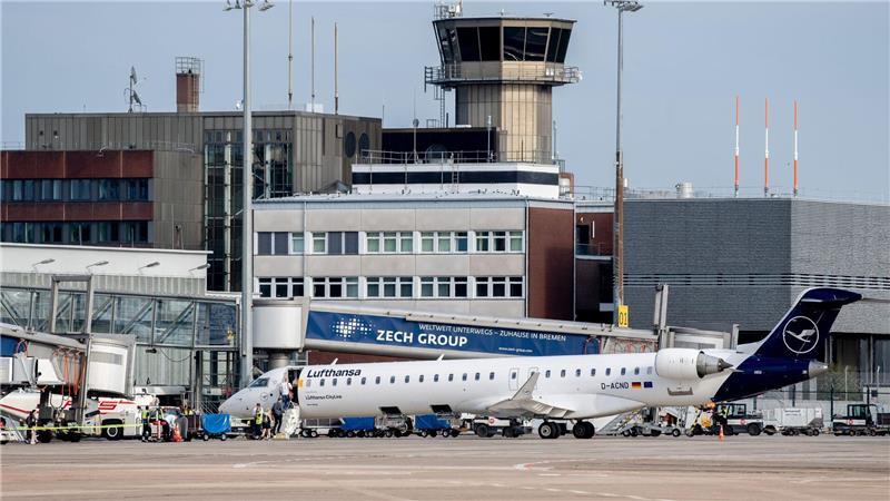 Politik und Wirtschaft in Bremen fordern den Erhalt der Lufthansa-Flüge nach Frankfurt. (Archivbild)