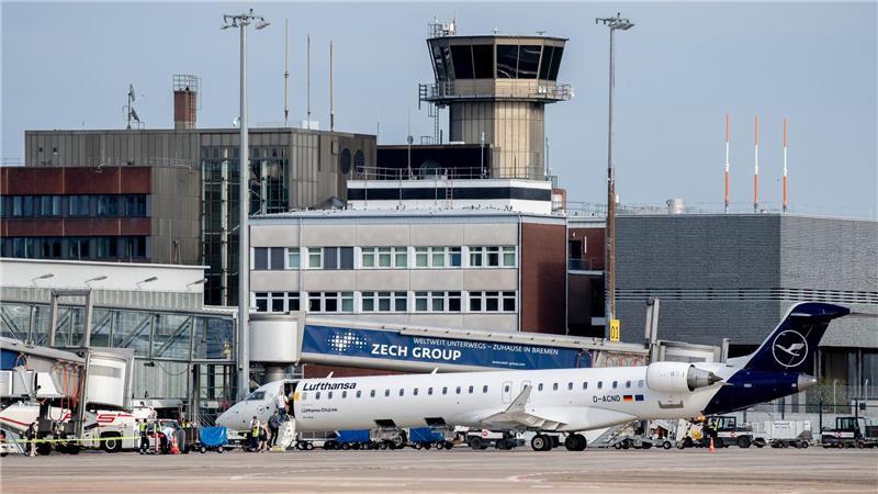 Politik und Wirtschaft in Bremen fordern den Erhalt der Lufthansa-Flüge nach Frankfurt. (Archivbild)