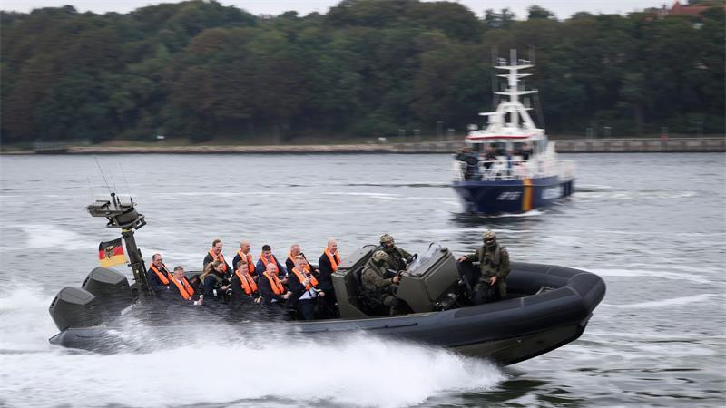 Ostsee-Anrainer: Taskforce gegen hybride Bedrohungen Politiker im Speedboot der Bundespolizei auf der Flensburger Förde.
