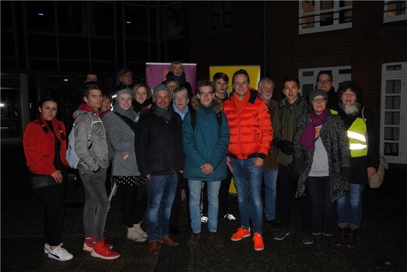 Politiker von SPD und FDP und Jugendliche versammelten sich zu einer kleinen Demo für mehr Jugendbeteiligung in der Hansestadt Stade vor dem neuen Rathaus. Foto: Stief