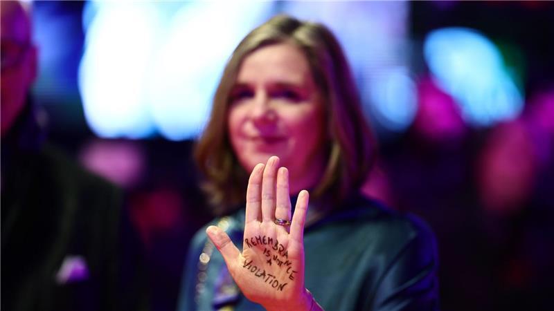 Politikerin Katrin Göring-Eckardt hat auf ihrer Hand stehen: „Remembrance is not a violation“.