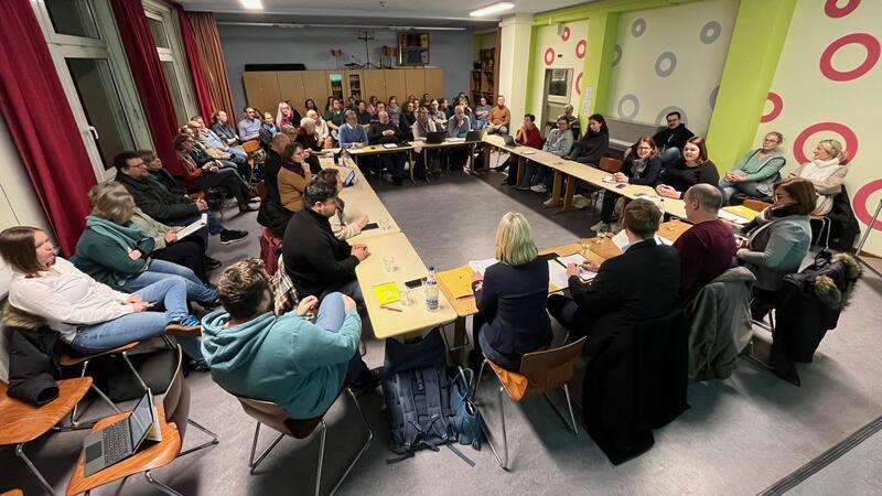 Politische Gremienarbeit mit Eventcharakter: Das ist eher selten, aber die Sitzungen des Schulausschusses erfreuen sich aktuell großer Beliebtheit, wie hier in der Grundschule Am Rotkäppchenweg.