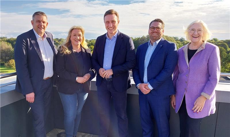 Austausch mit dem Handwerk: CDU-Landtagsabgeordneter Lechner in Stade Politischer Austausch: Sebastian Lechner (Mitte) wird von Melanie Reinecke (Zweite von links) und Arne Kramer (Vierter von links) begleitet und von Heidi Kluth (rechts) und Matthias Steffen (links) empfangen.