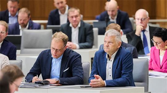 Politze (vorne rechts) hat 2025 den SPD-Fraktionsvorsitz übernommen. (Archivbild)