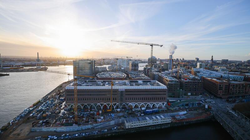 Falschparker in der Hafencity betrogen? Ermittlungen gegen Hamburger Polizei-Angestellte Polizei-Angestellte sollen Falschparker in der Hamburger Hafencity betrogen haben.