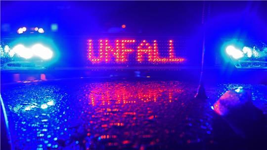 Polizei-Blaulicht bei Unfallaufnahme. (zu dpa: «Junge läuft kurz nach Mitternacht auf Straße und stirbt»)