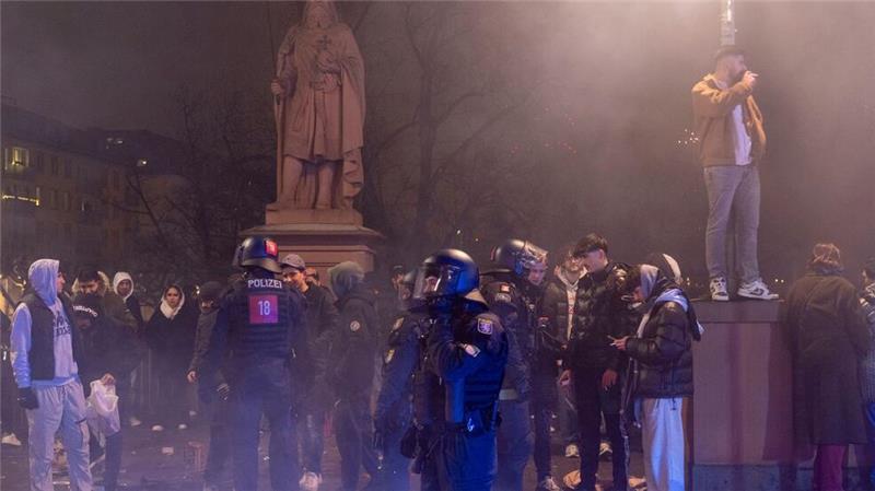 Böller-Tote und Angriffe auf Einsatzkräfte zum Jahresstart Polizei-Einsätze gab es in Frankfurt.