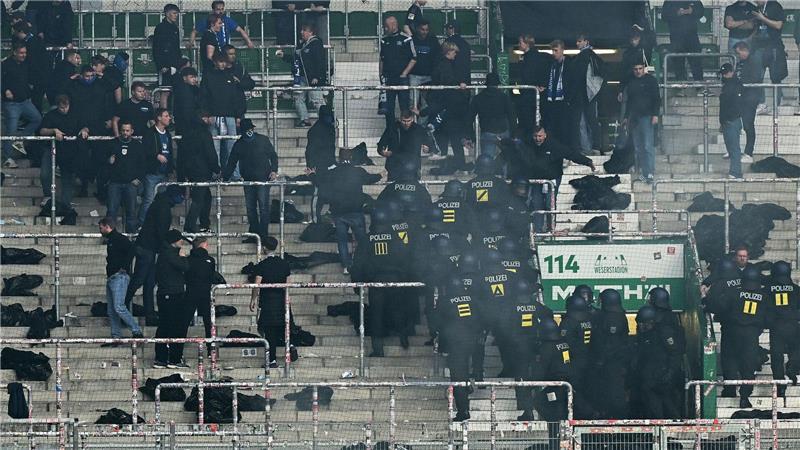 Polizei-Einsatz im Gästefanblock nach dem Nordderby zwischen Werder Bremen und dem Hamburger SV. 